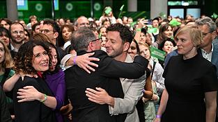 Die Grünen setzen nach der Berlin-Wahl auf eine Koalition mit Linke und SPD. Die Grünen setzen nach der Berlin-Wahl auf eine Koalition mit Linke und SPD.