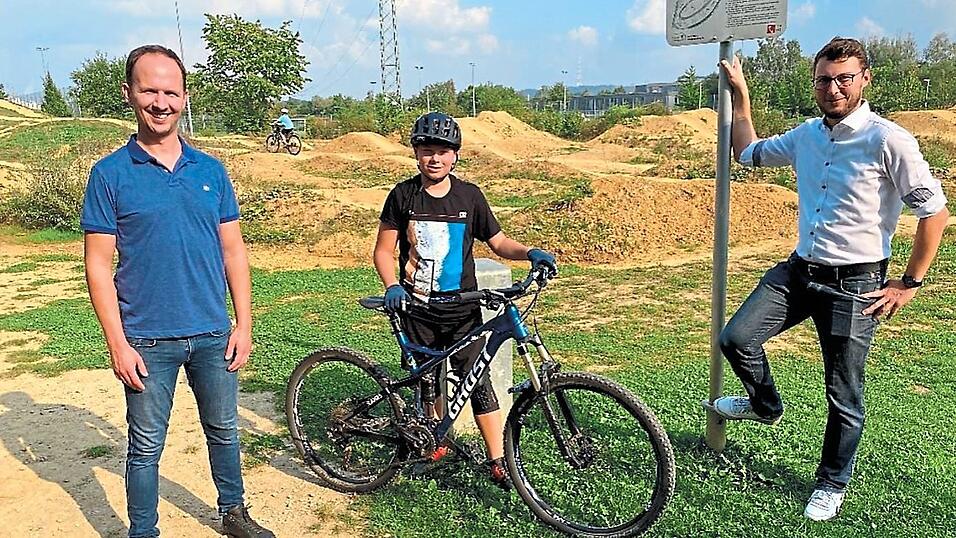 Michael Limmer mit Hauptinitiator Jakob S&uuml;&szlig; und Michael Deller, Jugendbeauftragter in Ergolding (von links).