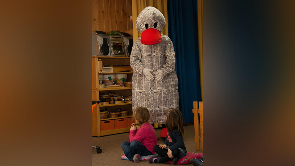 20 Kindergartenkinder des Städtischen Kindergartens in Sossau testen Anfang Januar für drei Wochen ein besonderes Projekt der Mediengruppe Straubinger Tagblatt//Landshuter Zeitung. Nach dem Zeitungsprojekt in Schulen starten die Redakteure der Jugend- und Schulredaktion das Pilotprojekt 'Zeitung im Kindergarten'. Besonderes Highlight: Zeitungsmaskottchen Paula Print. 20 Kindergartenkinder des Städtischen Kindergartens in Sossau testen Anfang Januar für drei Wochen ein besonderes Projekt der Mediengruppe Straubinger Tagblatt//Landshuter Zeitung. Nach dem Zeitungsprojekt in Schulen starten die Redakteure der Jugend- und Schulredaktion das Pilotprojekt 'Zeitung im Kindergarten'. Besonderes Highlight: Zeitungsmaskottchen Paula Print.
