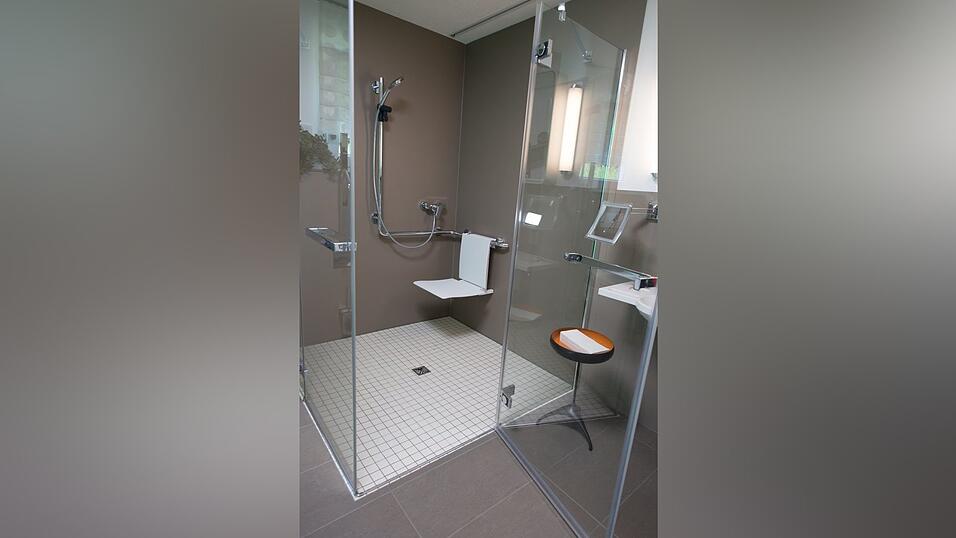 Bei Pflegegrad 1 gibt es finanzielle Unterstützung für Umbauten, etwa für eine barrierefreie Dusche.