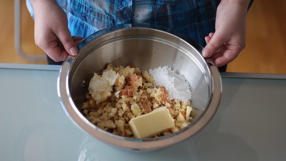Butter, Frischkäse und Puderzucker einarbeiten. Butter, Frischkäse und Puderzucker einarbeiten.