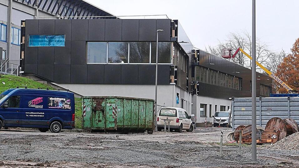 Der Anbau am Eisstadion, eine Baustelle mit Zeitverz&ouml;gerung und Kostensteigerung.