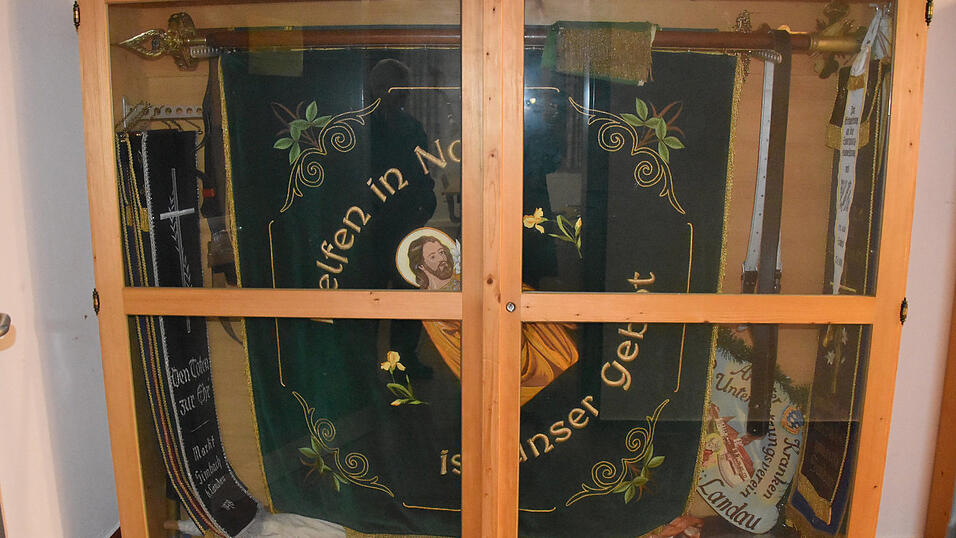 Die Vereinsfahne und weitere Gegenstände werden künftig im Rathaus gelagert. Die Vereinsfahne und weitere Gegenstände werden künftig im Rathaus gelagert.