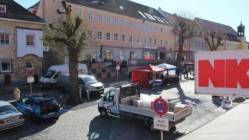 Zugeparkt mit Vans und Pritschenlastwagen waren die Zufahrten zum Speisemarkt am Marienplatz in Landau am Sonntag.