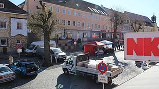 Zugeparkt mit Vans und Pritschenlastwagen waren die Zufahrten zum Speisemarkt am Marienplatz in Landau am Sonntag.