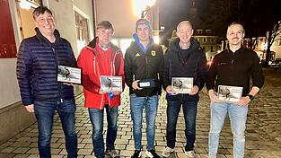 Für die Sponsoren gab es vom Further Ausnahmesportler zum Dank je ein Foto: Tobias Buschek (Mitte) zusammen mit Karl Macharowsky (Müller Präzision), Max Franz (Skiclub Furth im Wald), Norbert Tauer (Semex) und Klaus Fischer (Elotec Fischer, von links).
