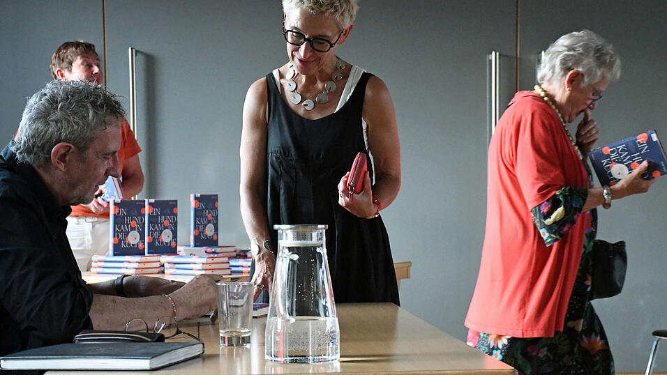 Der Autor signierte nach der Lesung auch B&uuml;cher.