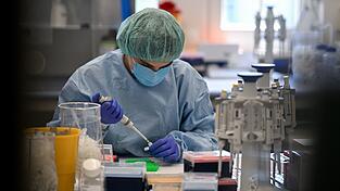 Für eine erfolgreiche Beweisführung ist die Sicherstellung von Spuren nach einem sexuellen oder körperlichen Übergriff entscheidend. In Bayern kann das nun anonymisiert als Kassenleistung abgerechnet werden. (Illustration) Für eine erfolgreiche Beweisführung ist die Sicherstellung von Spuren nach einem sexuellen oder körperlichen Übergriff entscheidend. In Bayern kann das nun anonymisiert als Kassenleistung abgerechnet werden. (Illustration)