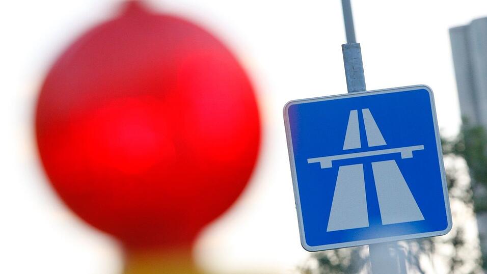 Ein beschädigter Gullydeckel sorgt für einen Unfall auf der Autobahn 9. (Symbolbild)