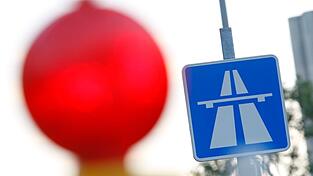 Ein beschädigter Gullydeckel sorgt für einen Unfall auf der Autobahn 9. (Symbolbild) Ein beschädigter Gullydeckel sorgt für einen Unfall auf der Autobahn 9. (Symbolbild)