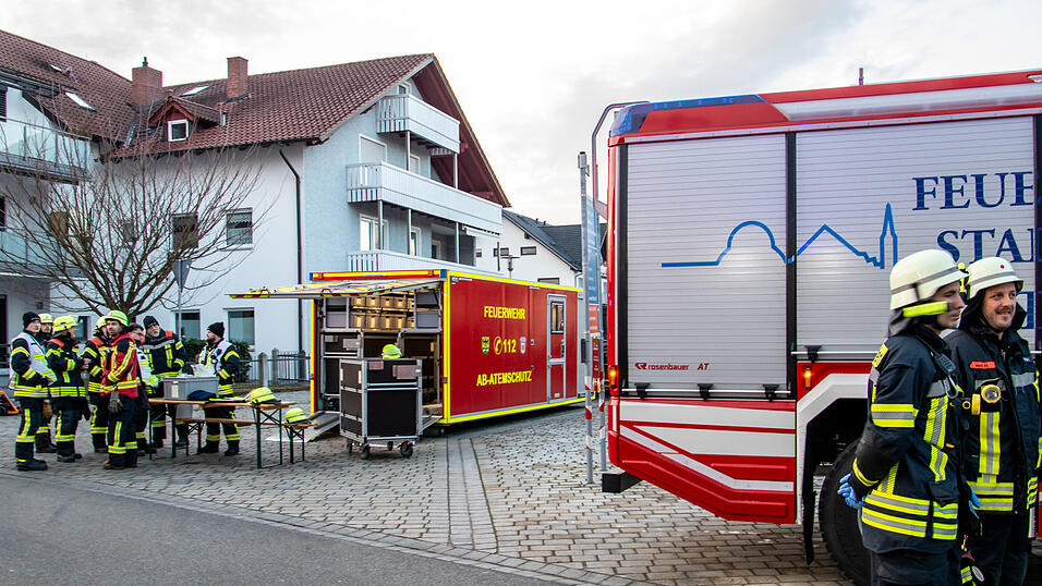 Auf einem Hof in Niederalteich ist ein Feuer ausgebrochen. Die Feuerwehr bek&auml;mpfte die Flammen.