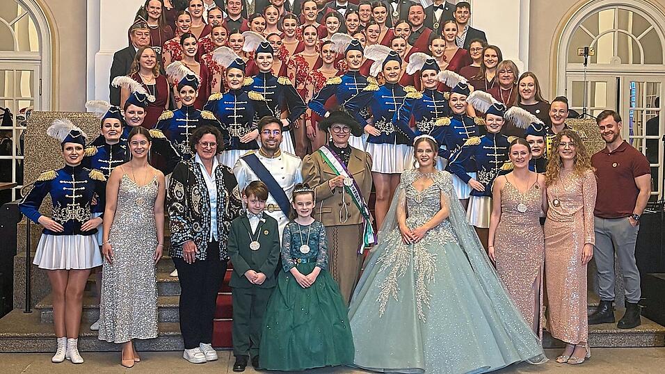 Der Dingolfinger Hofstaat war mit 68 aktiven T&auml;nzern sowie Begleitpersonen nach M&uuml;nchen zum Empfang von Ilse Aigner gereist.