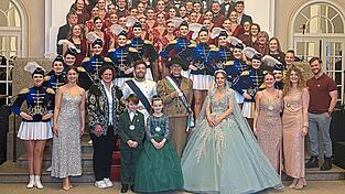 Der Dingolfinger Hofstaat war mit 68 aktiven Tänzern sowie Begleitpersonen nach München zum Empfang von Ilse Aigner gereist. Der Dingolfinger Hofstaat war mit 68 aktiven Tänzern sowie Begleitpersonen nach München zum Empfang von Ilse Aigner gereist.