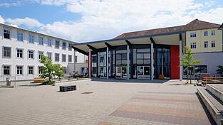 605 Schülerinnen und Schüler wollen ab Herbst an eine weiterführende Schule in Straubing wechseln. Den größten Zulauf hat die Ursulinen-Realschule. 605 Schülerinnen und Schüler wollen ab Herbst an eine weiterführende Schule in Straubing wechseln. Den größten Zulauf hat die Ursulinen-Realschule.