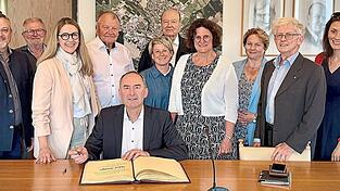 Minister Hubert Aiwanger beim Eintrag ins Goldene Buch der Stadt; hinter ihm von links: Zweiter Bürgermeister Christian Frankowski, Alfons Engl, Bürgermeisterin Sibylle Entwistle, Josef Eppeneder, Daniela Zehentbauer, Peter Bruckmayer, MdL Dr. Petra Loibl, Claudia Geilersdorfer, Peter Gartner, MdB a.D. Nicole Bauer. Minister Hubert Aiwanger beim Eintrag ins Goldene Buch der Stadt; hinter ihm von links: Zweiter Bürgermeister Christian Frankowski, Alfons Engl, Bürgermeisterin Sibylle Entwistle, Josef Eppeneder, Daniela Zehentbauer, Peter Bruckmayer, MdL Dr. Petra Loibl, Claudia Geilersdorfer, Peter Gartner, MdB a.D. Nicole Bauer.