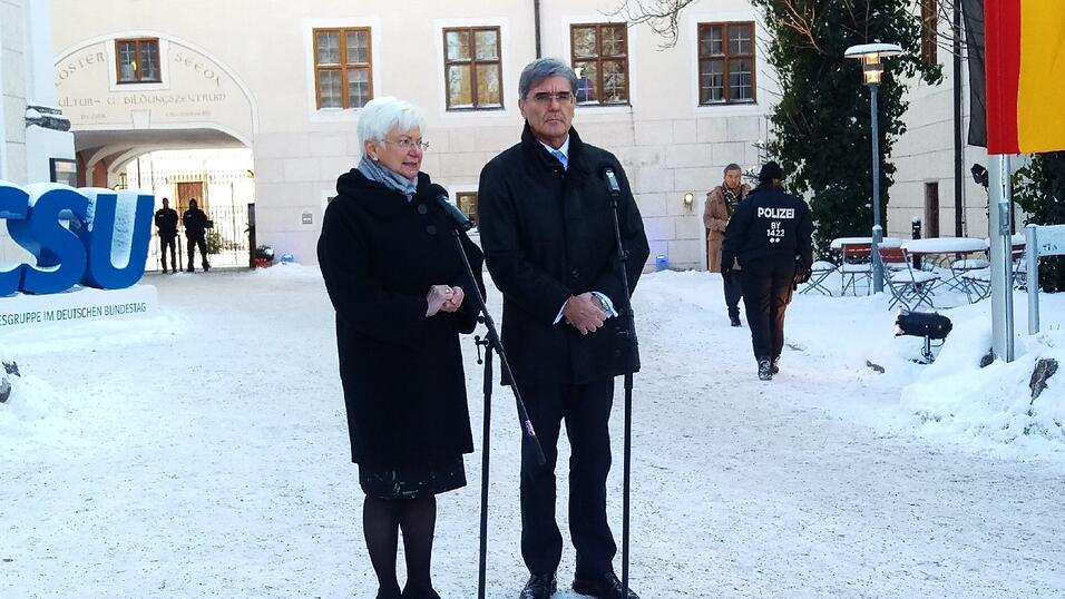 CSU-Landesgruppenchefin Gerda Hasselfeldt empfängt Siemens-Chef Joe Kaeser bei der Klausur in Seeon. CSU-Landesgruppenchefin Gerda Hasselfeldt empfängt Siemens-Chef Joe Kaeser bei der Klausur in Seeon.