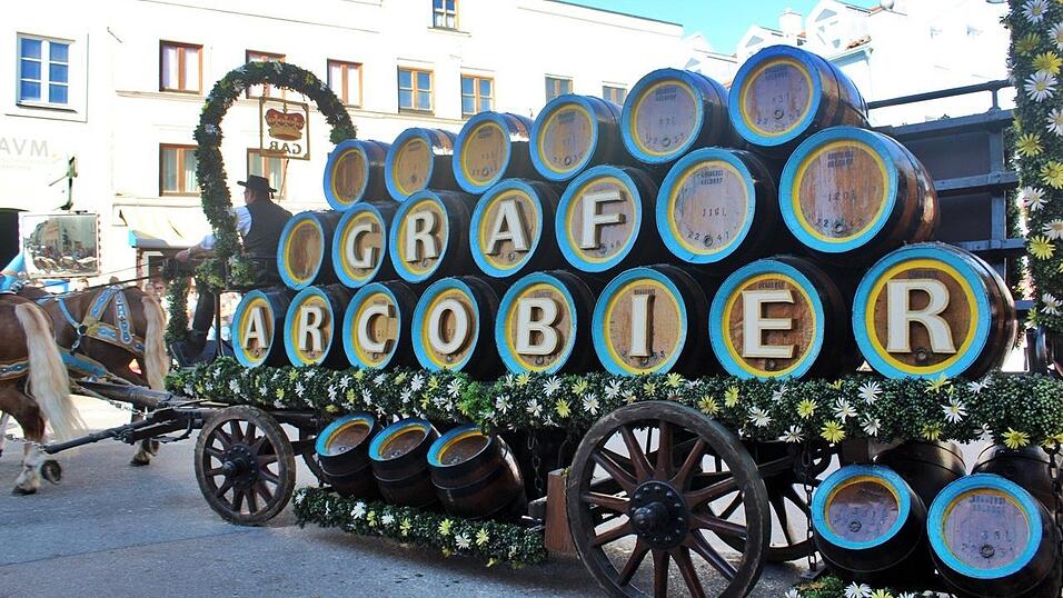 Viele Besucher verfolgten am Sonntag den Umzug auf dem Vilsbiburger Stadtplatz. Viele Besucher verfolgten am Sonntag den Umzug auf dem Vilsbiburger Stadtplatz.