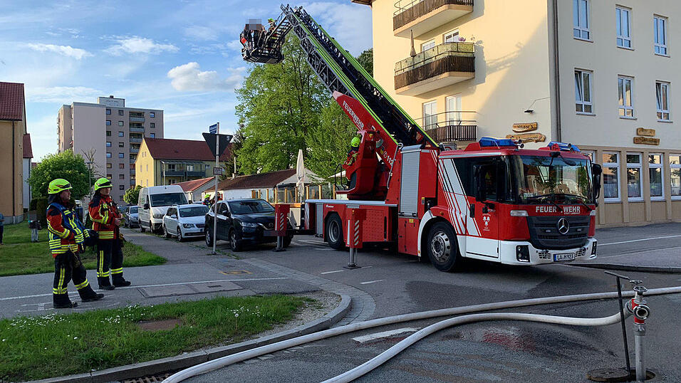 Ersten Informationen zufolge könnte auch Brandstiftung als Ursache für das Feuer infrage kommen.