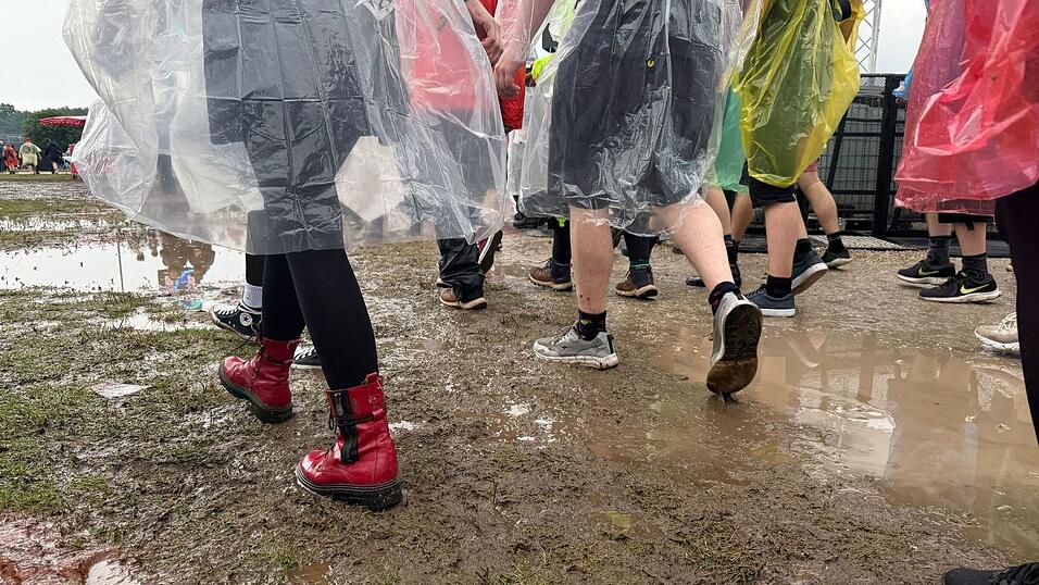Kurz vor dem Auftritt der ersten Band setzte starker Regen ein.