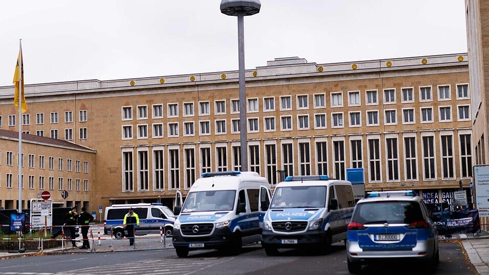 Die Polizei steht vor dem Zugang zu der Ausstellung 'Nova Music Festival Exhibition' im ehemaligen Flughafen Tempelhof. Die Polizei steht vor dem Zugang zu der Ausstellung 'Nova Music Festival Exhibition' im ehemaligen Flughafen Tempelhof.