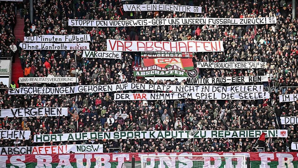 Die Fans haben den VAR satt. Die Fans haben den VAR satt.