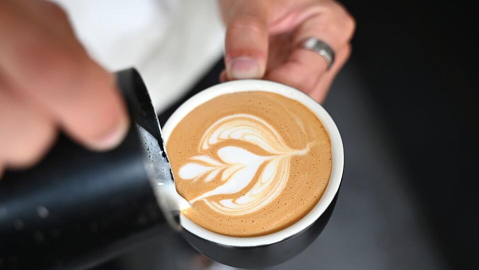 Die Frage ist: Ist ab und an Kaffee trinken und das Neueste h&ouml;ren genug f&uuml;r eine Freun&shy;dschaft? (Illustration)