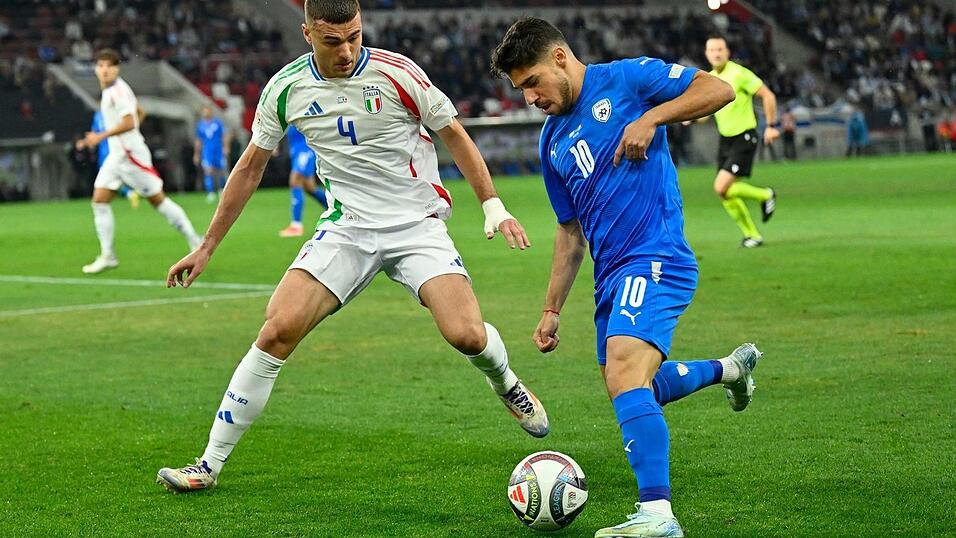 Israel mit Manor Solomon (r) hat noch Chancen auf die WM-Teilnahme.