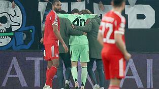 Jonas Urbig verletzte sich beim 6:1 im Hinspiel. (Archivbild) Jonas Urbig verletzte sich beim 6:1 im Hinspiel. (Archivbild)