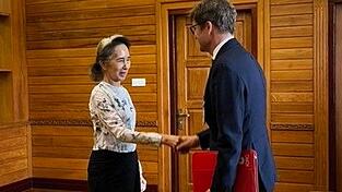Wo das Treffen Suu Kyis mit Arnaud de Baecque stattfand, blieb unklar. Wo das Treffen Suu Kyis mit Arnaud de Baecque stattfand, blieb unklar.