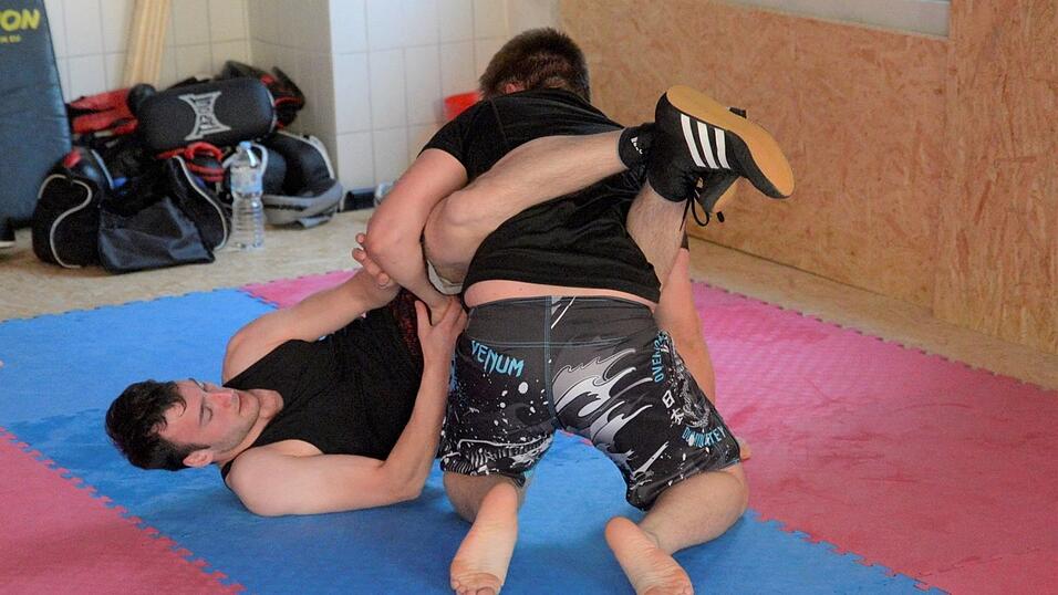 Sinnloses Prügeln? Beim Kampfsport MMA kommt es auch auf die Technik und die geistige und körperliche Fitness an. Sinnloses Prügeln? Beim Kampfsport MMA kommt es auch auf die Technik und die geistige und körperliche Fitness an.