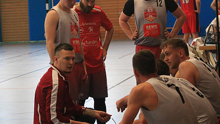 Eine Woche vor dem Pokalspiel gegen die Regensburg Baskets III war das erste Duell keine Partie, in der die Mannschaft von Vidoje Lukovic (l.), die mit personellen Problemen kämpft, Selbstvertrauen sammeln konnte.