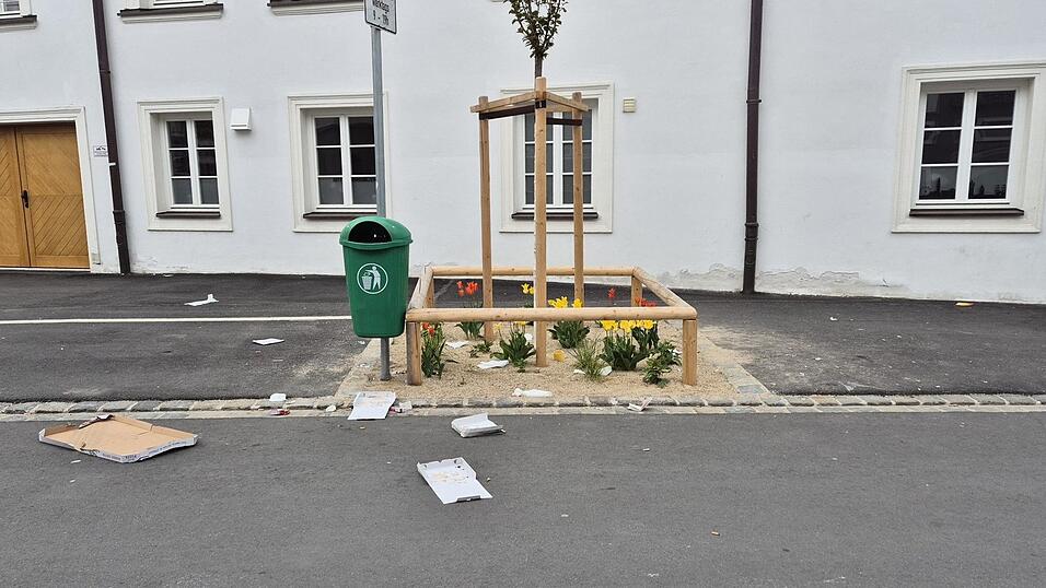 Würde eine kommunale Verpackungssteuer hier Abhilfe schaffen? Die Aufnahme datiert vom Sonntag, 21. April. Entstanden ist sie am Viktualienmarkt. Der Abfalleimer war halb leer. Würde eine kommunale Verpackungssteuer hier Abhilfe schaffen? Die Aufnahme datiert vom Sonntag, 21. April. Entstanden ist sie am Viktualienmarkt. Der Abfalleimer war halb leer.