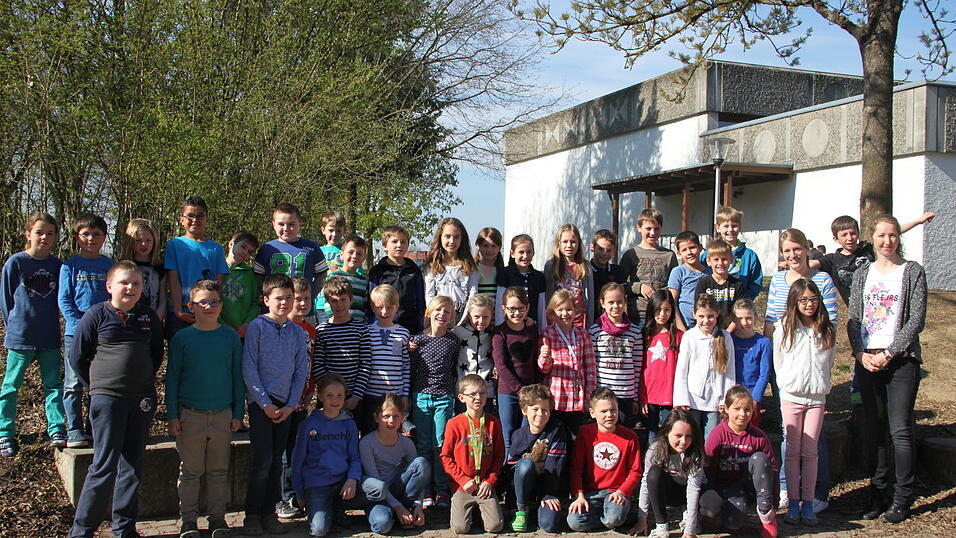 Die Klassen 3a und 3b der Grundschule St. Stephan und ihre Lehrerinnen Debora Nagel (3.v.l.) und Andrea Zielinski (links) freuen sich schon, ganz viele Spielpl&auml;tze in Straubing zu bewerten. (Fotos: Rothmeier)