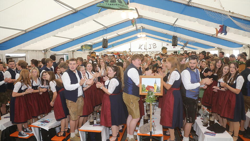 Es herrschte ausgelassene Stmmung im proppenvollen Festzelt.