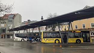 Mit dem Deutschlandticket können die Fahrschüler in jeden Bus und jeden Zug einsteigen. Mit einem einfachen Busfahrschein hingegen sind sie auf die Schulbusse beschränkt.