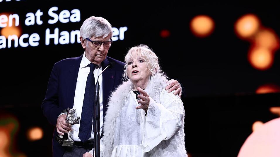 Tom Courtenay und Anna Calder-Marshall bekamen den Silbernen B&auml;ren f&uuml;r die beste schauspielerische Leistung in einer Nebenrolle.