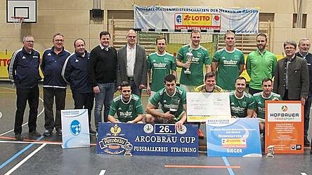 Auch im Jahr 2020 hei&szlig;t der Hallenfu&szlig;ballmeister im Kreis Niederbayern Ost TSV Karpfham. Mit im Bild BFV-Bezirksvorsitzender Harald Haase (r.), Bezirksspielleiter Richard Sedlmaier (2.v.r.) und Kreisspielleiter Wolfgang Heyne (l.) zusammen mit den Vertretern der Sponsoren Lotto Bayern, Arcobr&auml;u und Teamsport Hofbauer.