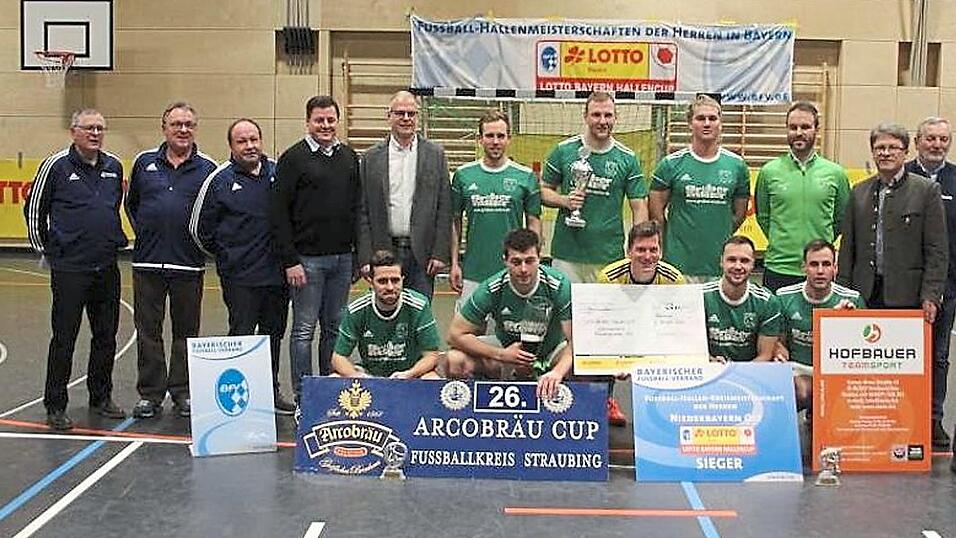 Auch im Jahr 2020 hei&szlig;t der Hallenfu&szlig;ballmeister im Kreis Niederbayern Ost TSV Karpfham. Mit im Bild BFV-Bezirksvorsitzender Harald Haase (r.), Bezirksspielleiter Richard Sedlmaier (2.v.r.) und Kreisspielleiter Wolfgang Heyne (l.) zusammen mit den Vertretern der Sponsoren Lotto Bayern, Arcobr&auml;u und Teamsport Hofbauer.