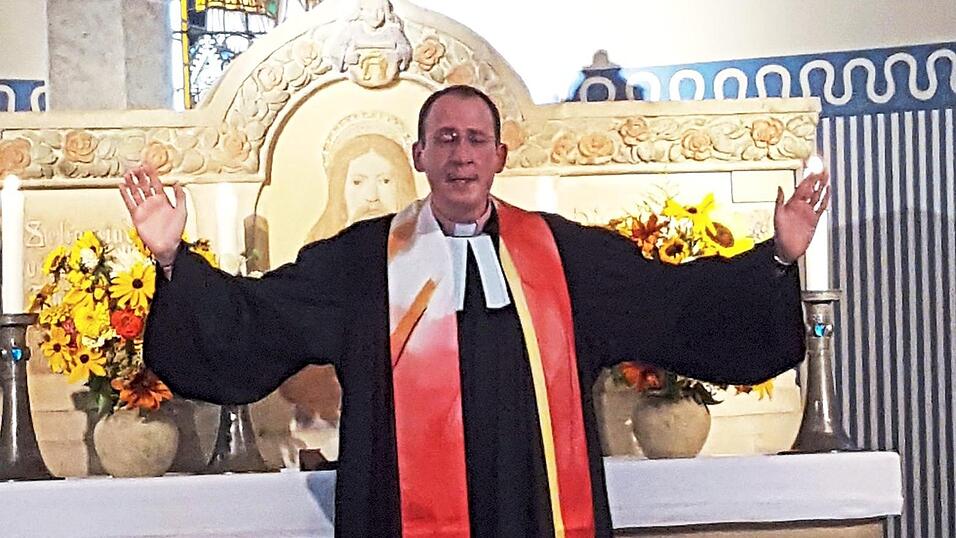 Tief bewegt bedankte sich Pfarrer Bernd Rosner bei allen, die ihn bei seinen Aufgaben als Pfarrer unterstützt hatten. Tief bewegt bedankte sich Pfarrer Bernd Rosner bei allen, die ihn bei seinen Aufgaben als Pfarrer unterstützt hatten.