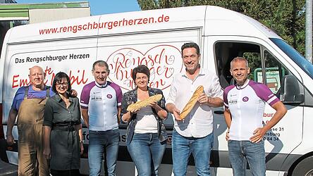 Arno Birkenfelder (von links) und Monika Hölzl von den Rengschburger Herzen erhielten die ersten Baguettes von Anton Huber, Stefanie und Markus Steinleitner und Raffaele Antonucci.