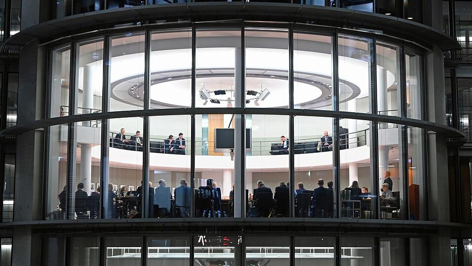 Die Sitzung dauerte bis zum fr&uuml;hen Morgen.