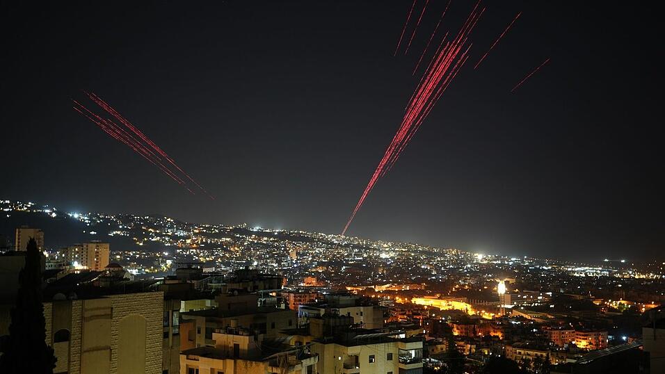 Menschen in Beirut jubeln vor Freude.