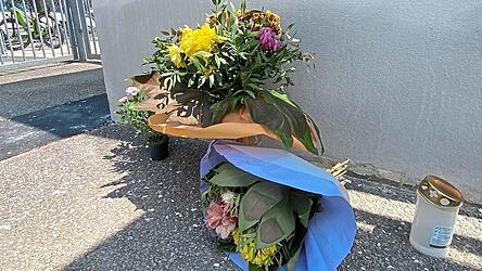Am Hohenthanner Freibad haben Trauernde Blumen abgelegt.