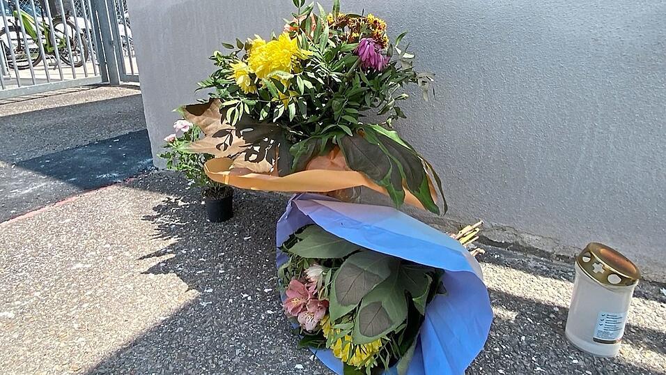 Am Hohenthanner Freibad haben Trauernde Blumen abgelegt.