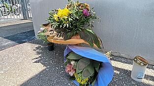 Am Hohenthanner Freibad haben Trauernde Blumen abgelegt.