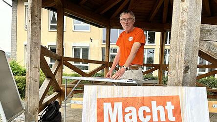 Früher Landesvorsitzender, heute immer noch selbst am Infostand: ÖDP-Urgestein Bernhard Suttner. Früher Landesvorsitzender, heute immer noch selbst am Infostand: ÖDP-Urgestein Bernhard Suttner.