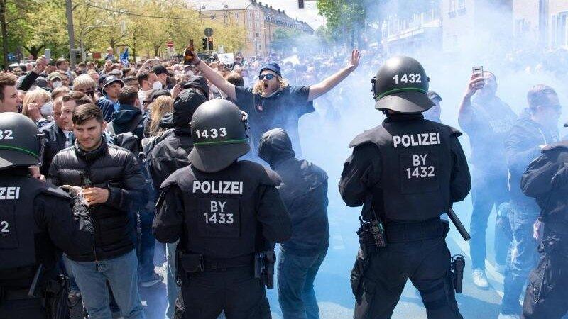 Nicht nur etliche Fans des TSV 1860 München sind in der Datenbank der bayerischen Polizei gespeichert. (Symbolbild) Nicht nur etliche Fans des TSV 1860 München sind in der Datenbank der bayerischen Polizei gespeichert. (Symbolbild)