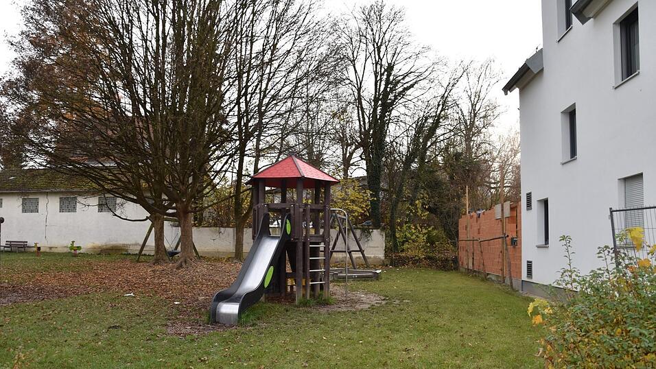 Der Spielturm am Spielplatz bei der Grundschule sorgt für Ärger. Ein Anwohner fordert die Gemeinde auf, einen Lärmschutz zu erstellen. Der Spielturm am Spielplatz bei der Grundschule sorgt für Ärger. Ein Anwohner fordert die Gemeinde auf, einen Lärmschutz zu erstellen.