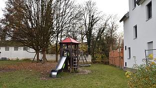 Der Spielturm am Spielplatz bei der Grundschule sorgt für Ärger. Ein Anwohner fordert die Gemeinde auf, einen Lärmschutz zu erstellen. Der Spielturm am Spielplatz bei der Grundschule sorgt für Ärger. Ein Anwohner fordert die Gemeinde auf, einen Lärmschutz zu erstellen.
