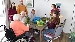 Es wird eifrig gebastelt, denn bald stehen der Palmsonntag und das Osterfest vor der T&uuml;r: Gemeinsam binden Sch&uuml;ler des Wahlfachs &bdquo;Soziales Lernen&ldquo; der Ludmilla-Realschule in Bogen Palmbuschen mit den Bewohnern des Leonhard-Kaiser-Hauses, einem Alten- und Pflegeheim in Bogen. Mit dabei sind Lehrerin Sonja M&uuml;ller-Pertschy und Hubert Lehner sowie die Betreuungsassistenz Evelin Anzinger (r.).